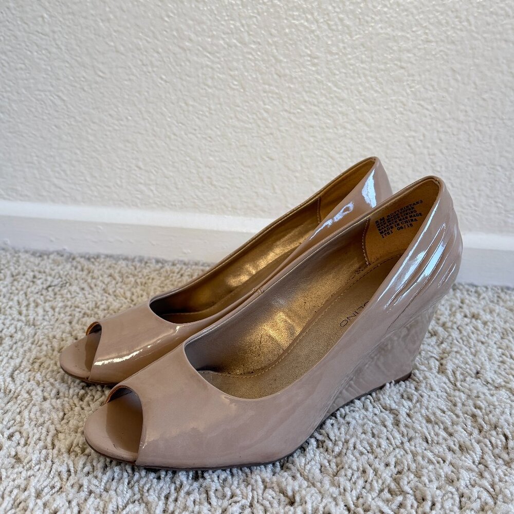 Bandolino Women's Nude Patent Leather Peep Toe Wedge Heels Size 8